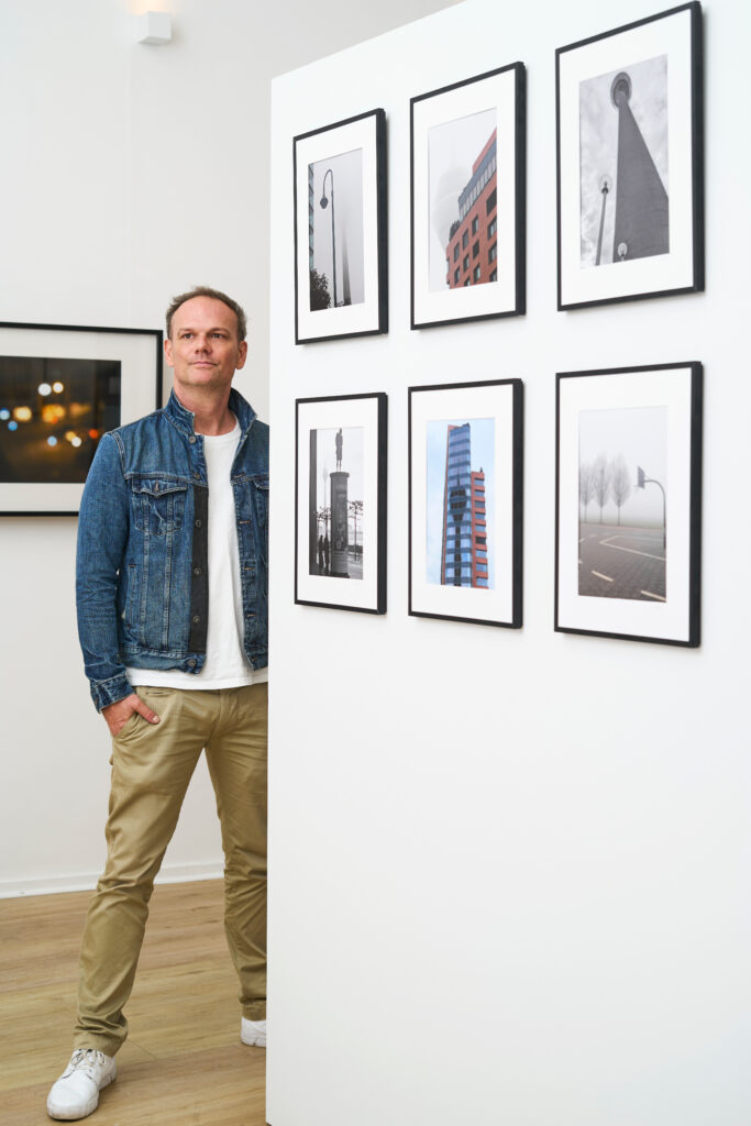 Sebastian Brücks Ausstellung mit Streetfotos im Kulturhafen Heerdt, 09/2025
